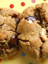Flourless Honey-Roasted Peanut Butter Chocolate Chip Cookies (phew!)