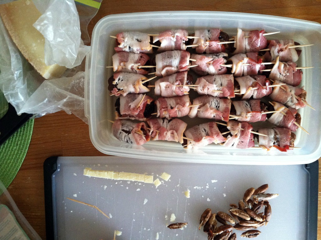 my dates weren't pitted, as you can see from the small pile at the lower right