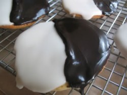 Read more about the article Black & White Cookies