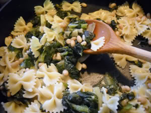 You are currently viewing Quick Pasta with Escarole & White Beans