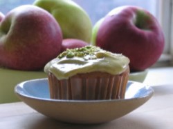 Read more about the article Sugar High Friday: Pistachio-Apple Cupcakes