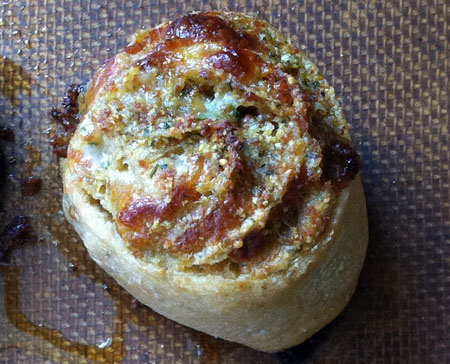 You are currently viewing One-Handed Meals: Garlicky Pepperoni Parmesan Pinwheels