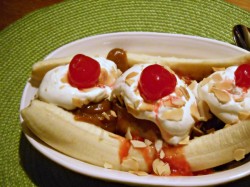 Read more about the article Banana Split with Friendly’s Peanut Butter Sauce