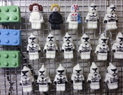 lego star wars minifigures made of marshmallow fondant. clone troopers, leiah, luke skywalker