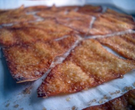 recipe for quick, easy, low-calorie sweet treat made with wonton wrappers and cinnamon sugar