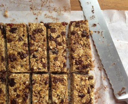 recipe for healthy, high-protein, low-sugar, chewy granola bars made with quinoa, oats, almonds, for picky eaters